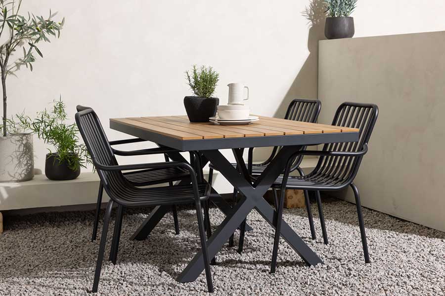 chaise de jardin en aluminium et table en bois composite